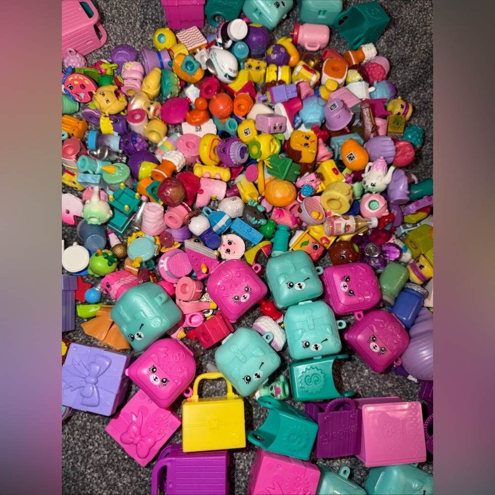 15 Shopkins NO DUPLICATES! Colorful Action Figures and Playsets